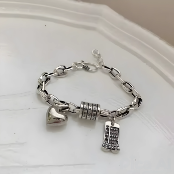 Браслет с геометрическим сердцем