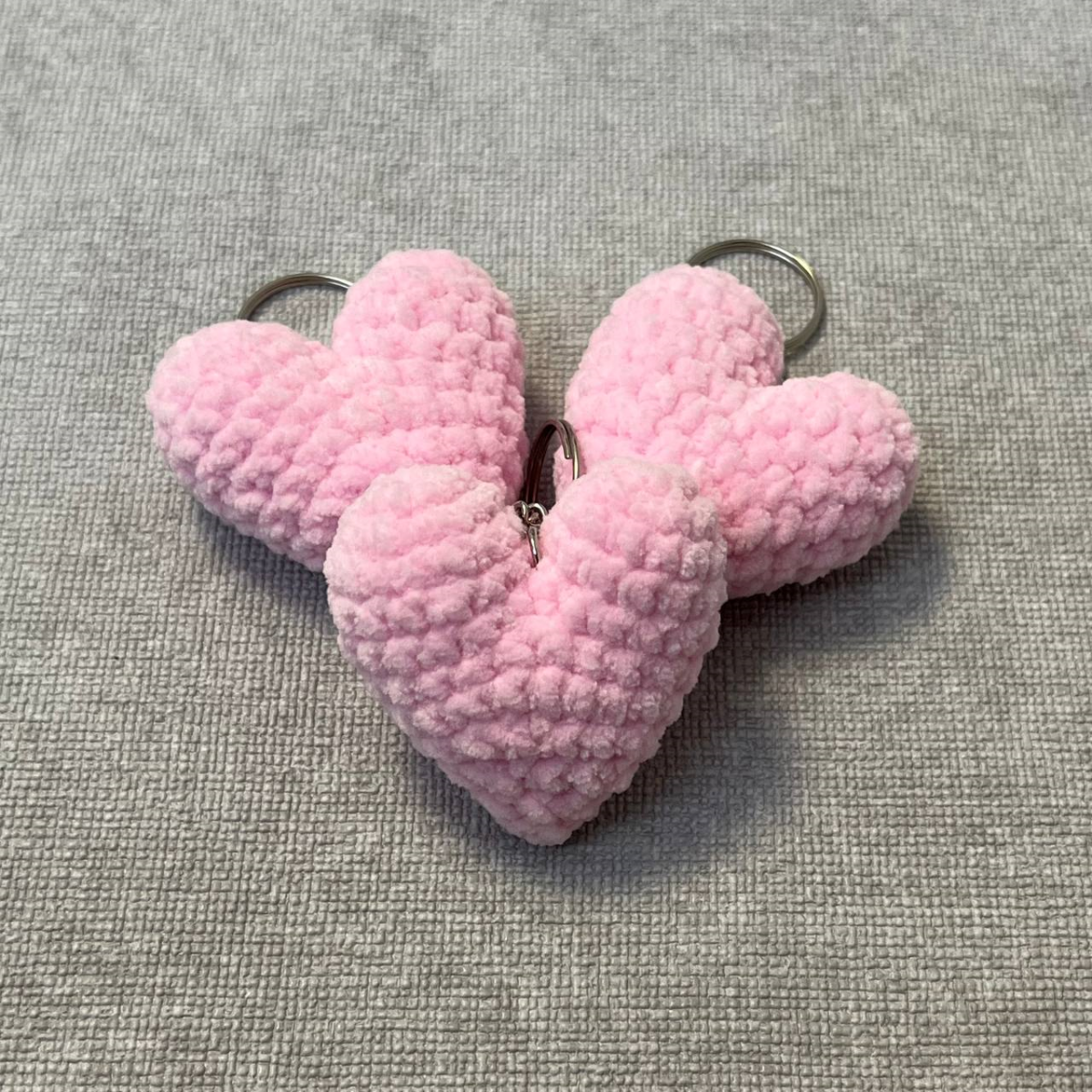 Вязаный брелок в виде сердца из мягкой пряжи. Стильный аксессуар для ключей и сумки, ручная работа, отличная идея для милого подарка.